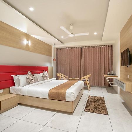 Hotel Silvera Grand Ahmedabad Exteriör bild