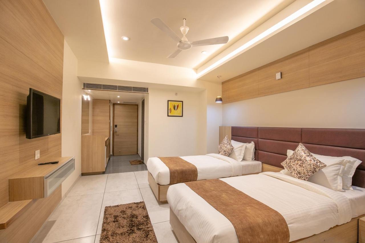 Hotel Silvera Grand Ahmedabad Exteriör bild