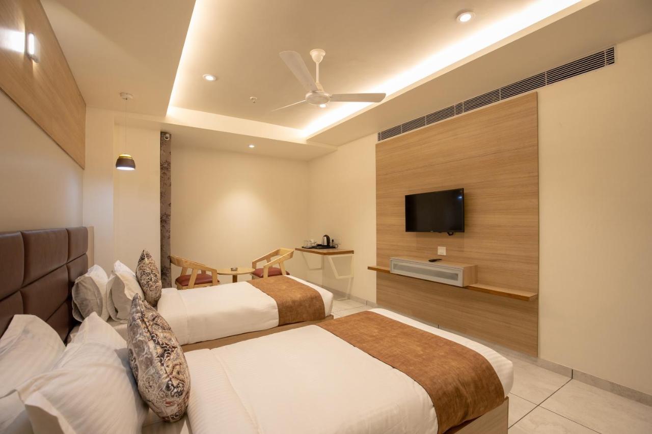 Hotel Silvera Grand Ahmedabad Exteriör bild