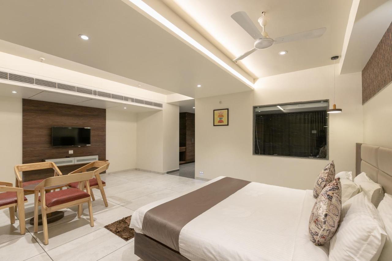 Hotel Silvera Grand Ahmedabad Exteriör bild