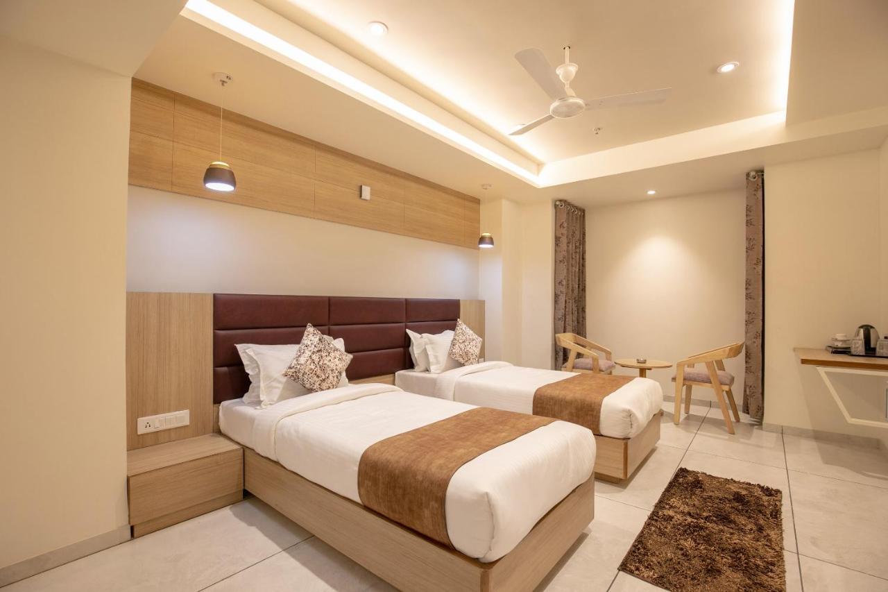 Hotel Silvera Grand Ahmedabad Exteriör bild