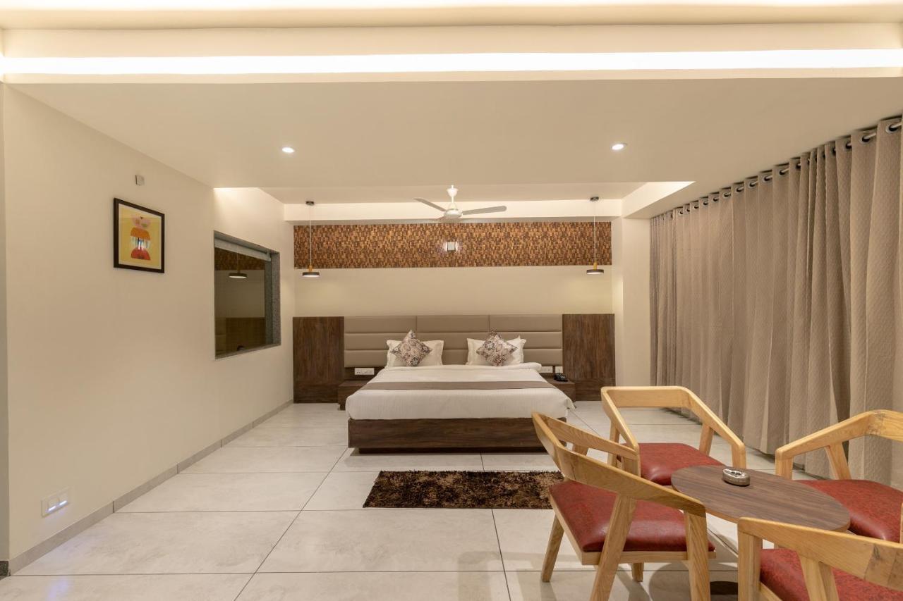 Hotel Silvera Grand Ahmedabad Exteriör bild
