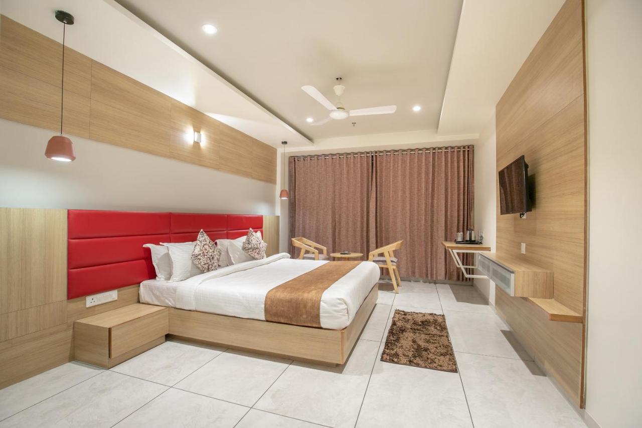 Hotel Silvera Grand Ahmedabad Exteriör bild