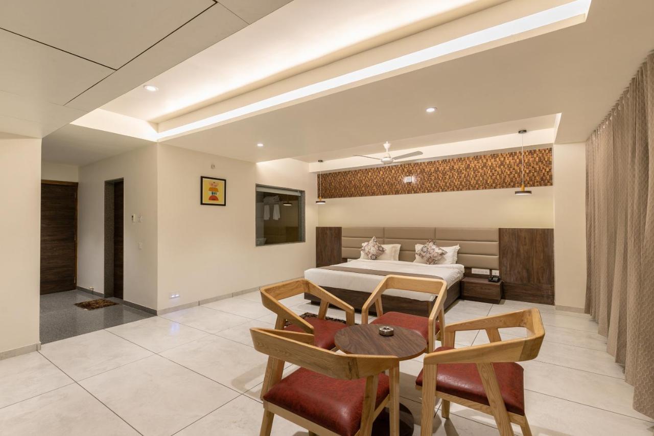 Hotel Silvera Grand Ahmedabad Exteriör bild
