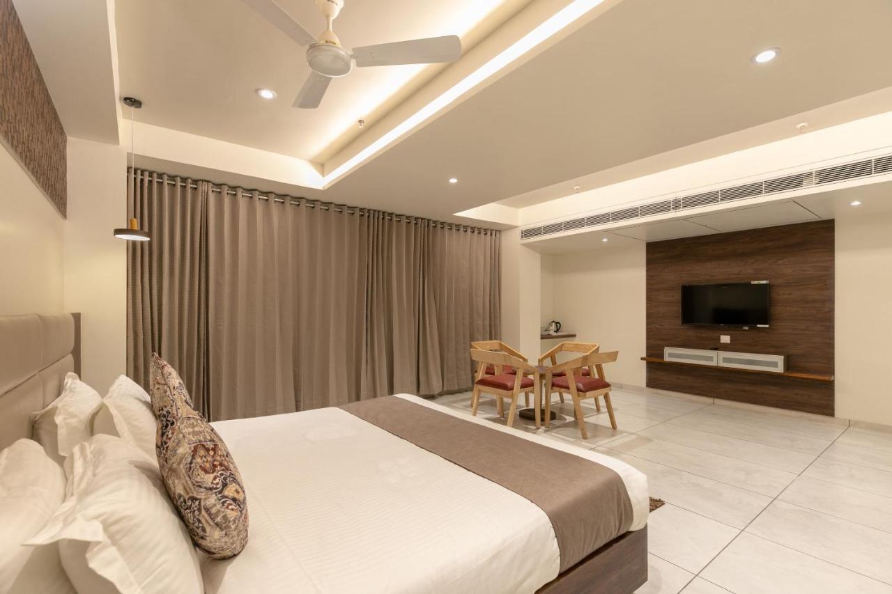 Hotel Silvera Grand Ahmedabad Exteriör bild