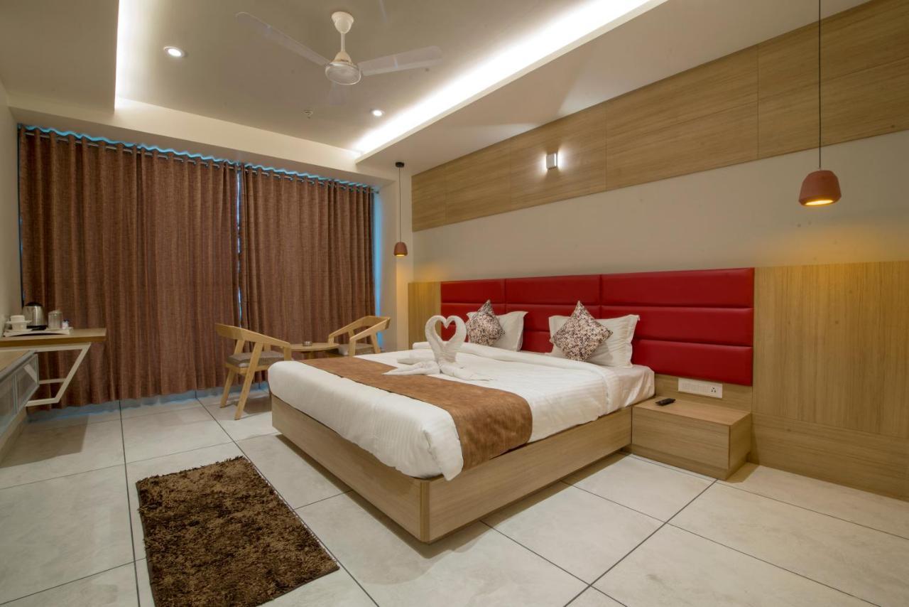 Hotel Silvera Grand Ahmedabad Exteriör bild