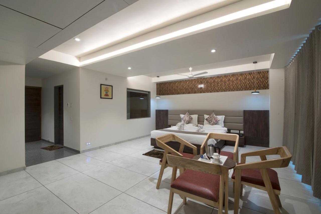 Hotel Silvera Grand Ahmedabad Exteriör bild