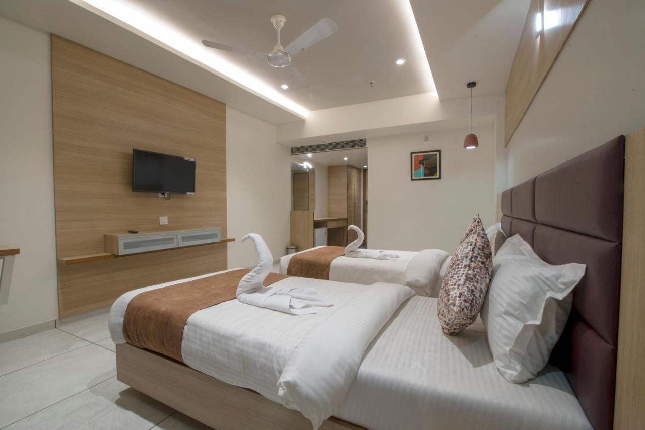 Hotel Silvera Grand Ahmedabad Exteriör bild