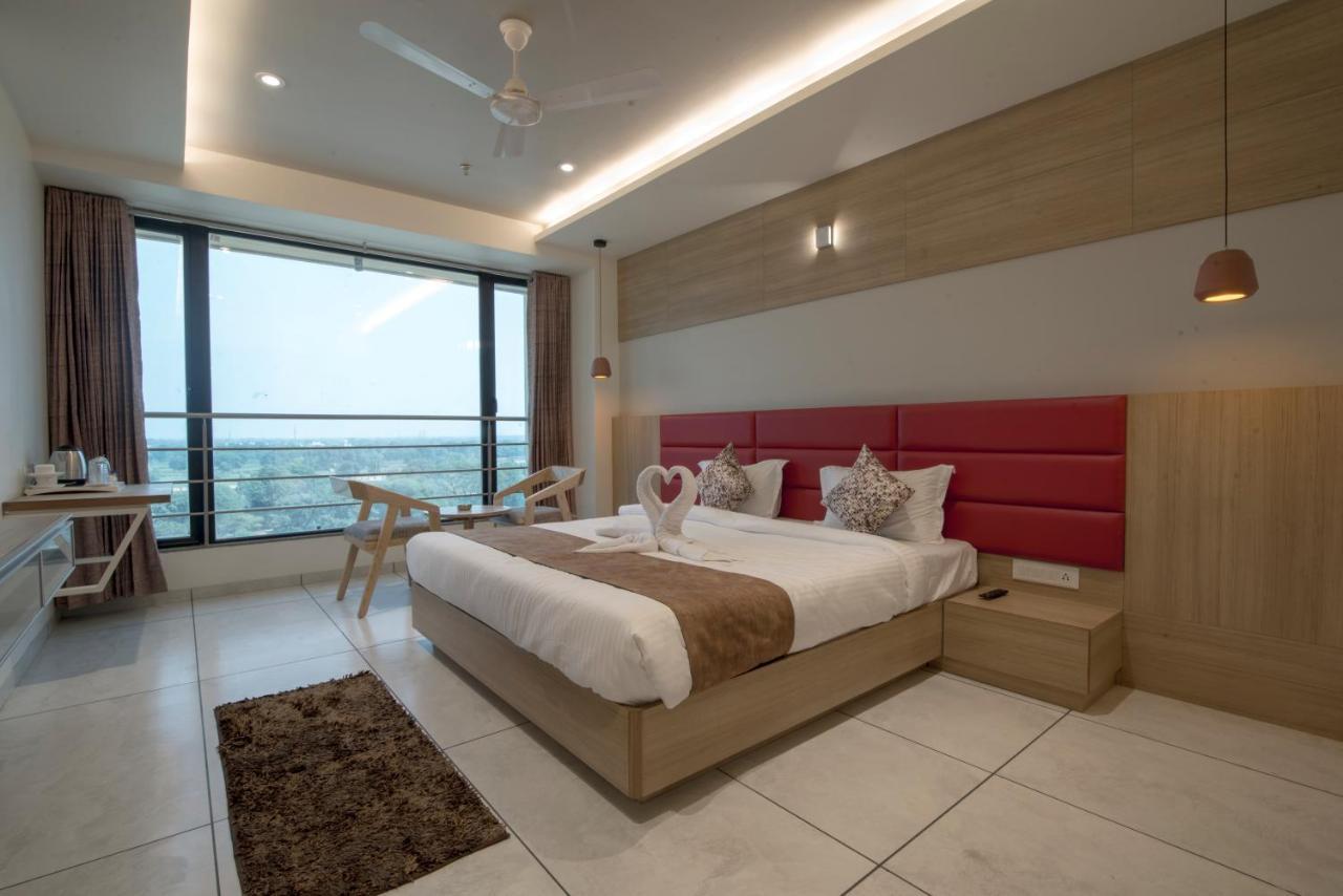 Hotel Silvera Grand Ahmedabad Exteriör bild
