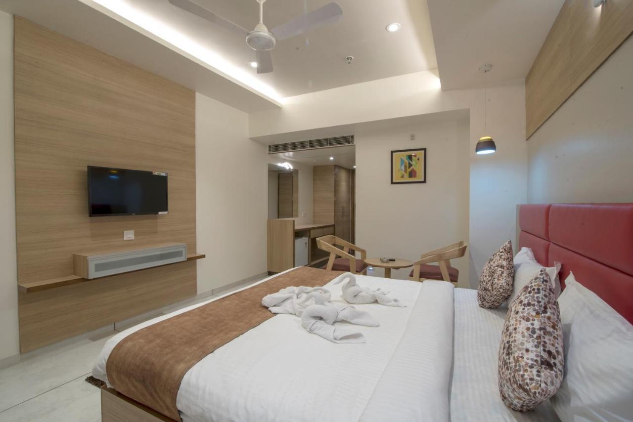 Hotel Silvera Grand Ahmedabad Exteriör bild