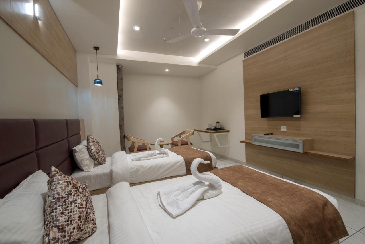 Hotel Silvera Grand Ahmedabad Exteriör bild