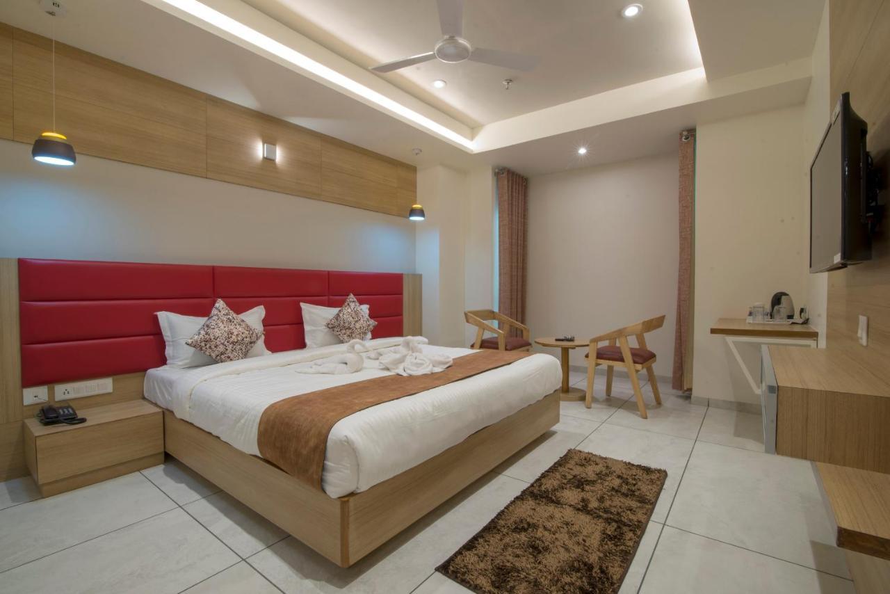 Hotel Silvera Grand Ahmedabad Exteriör bild